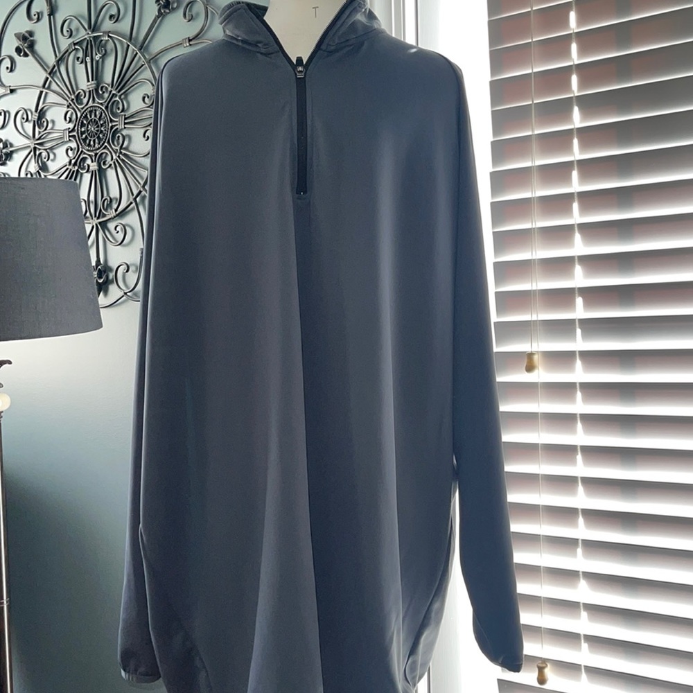 Like New Zelos Light Weight Pull Over